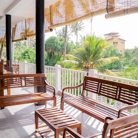 Bed and Breakfast Asanka Surf House & Resturant Midigama East Esterno foto