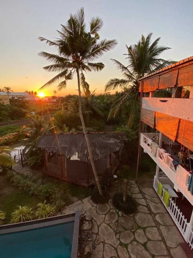 Bed and Breakfast Asanka Surf House & Resturant Midigama East Esterno foto
