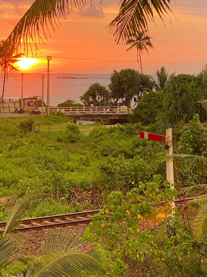 Bed and Breakfast Asanka Surf House & Resturant Midigama East Esterno foto
