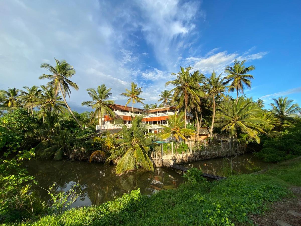 Bed and Breakfast Asanka Surf House & Resturant Midigama East Esterno foto