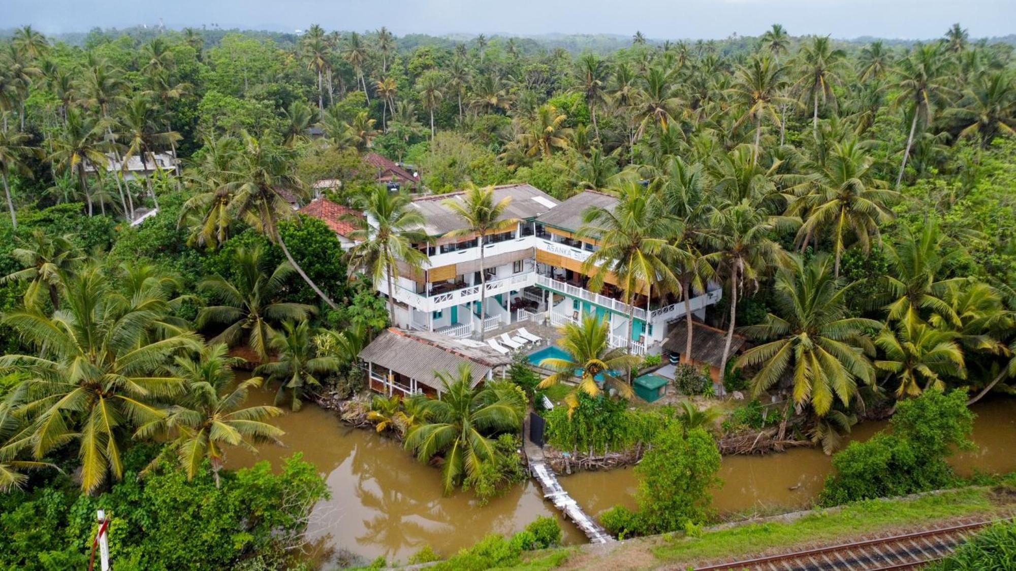 Bed and Breakfast Asanka Surf House & Resturant Midigama East Esterno foto