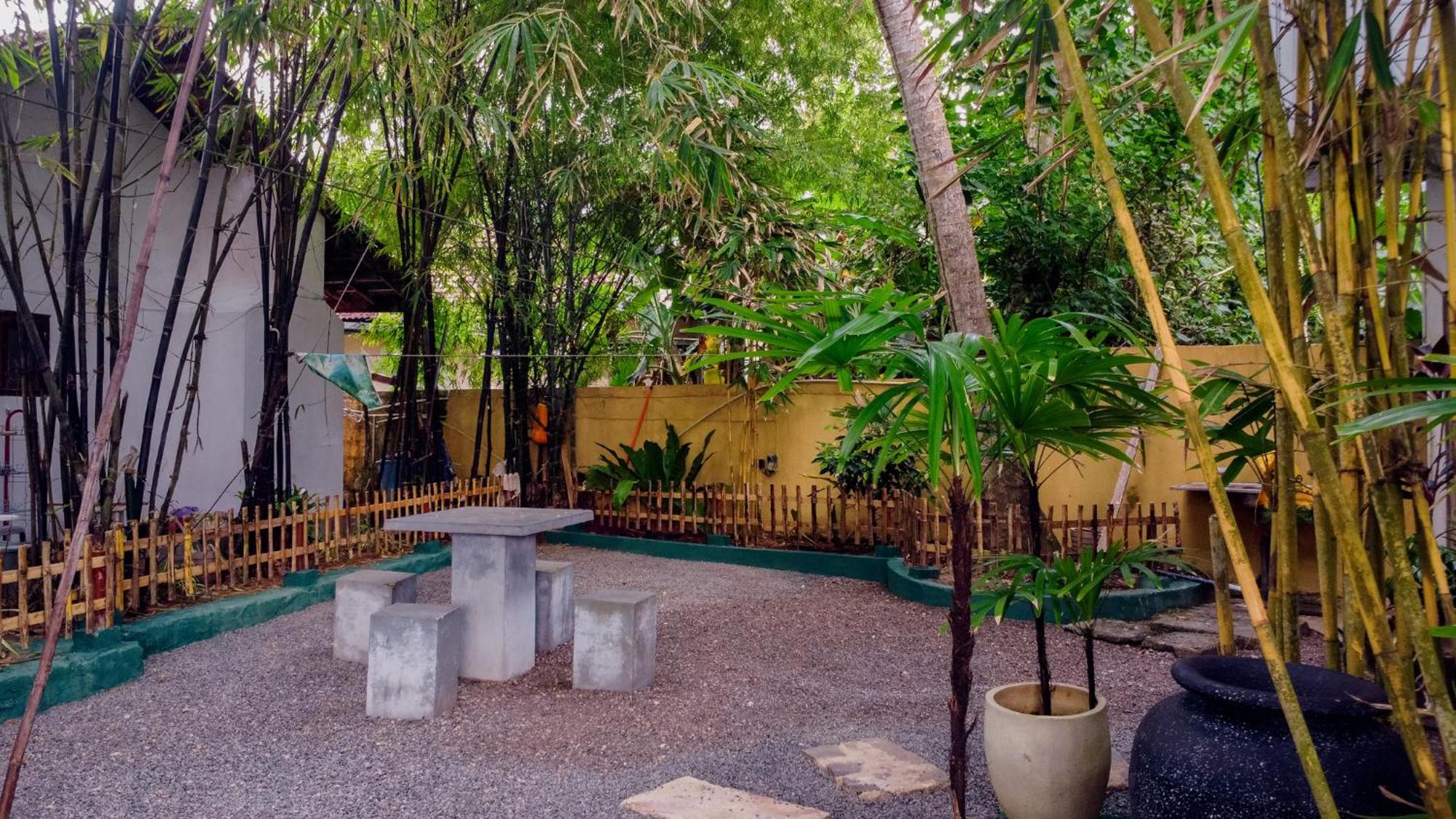 Bed and Breakfast Asanka Surf House & Resturant Midigama East Esterno foto
