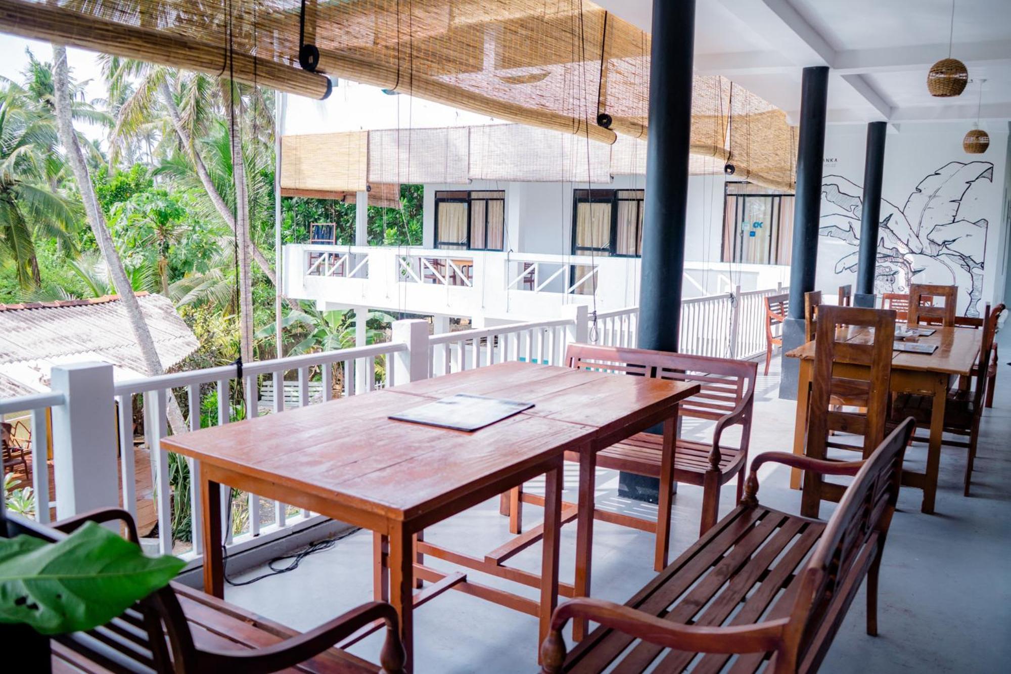 Bed and Breakfast Asanka Surf House & Resturant Midigama East Esterno foto