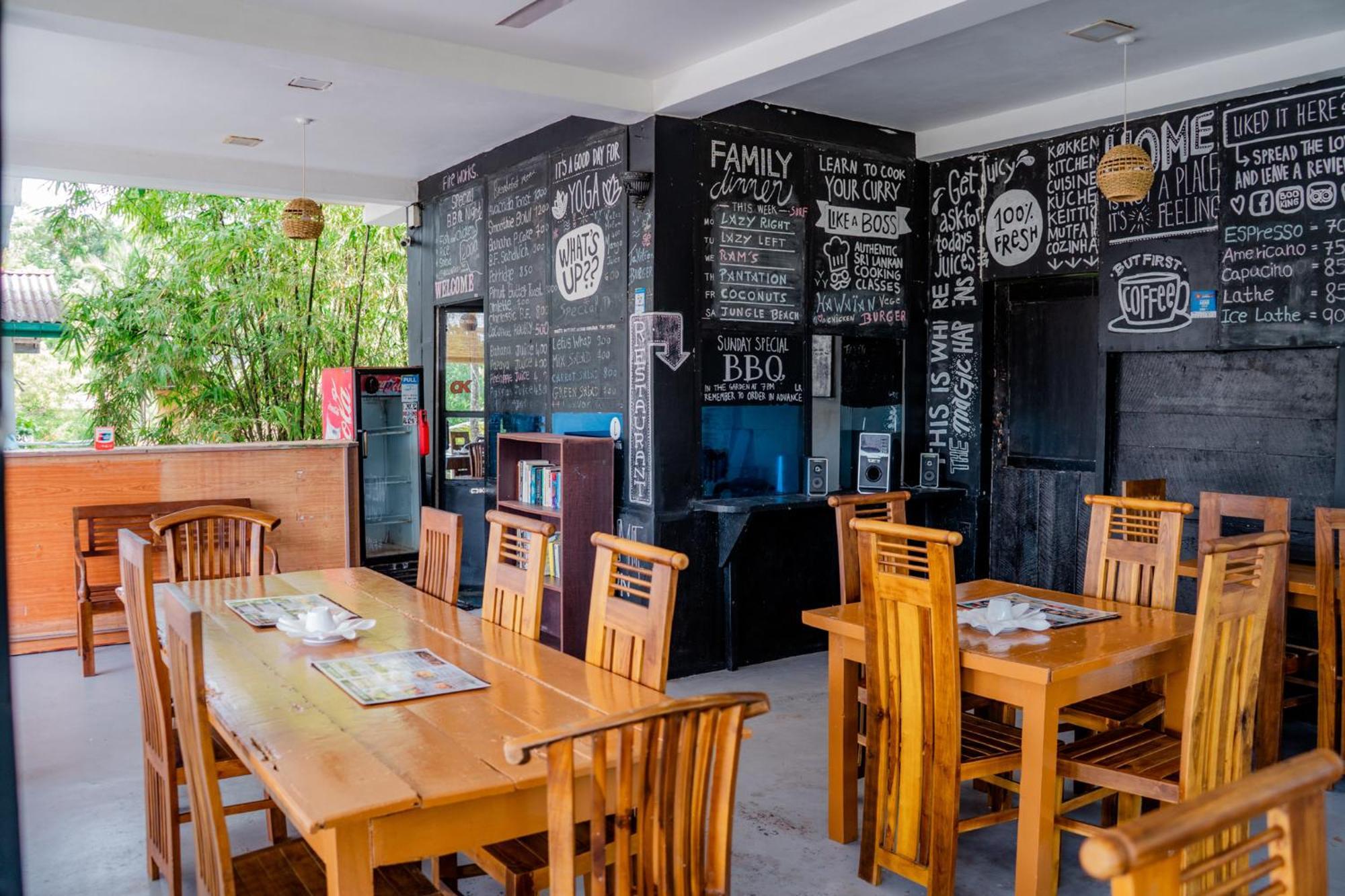 Bed and Breakfast Asanka Surf House & Resturant Midigama East Esterno foto