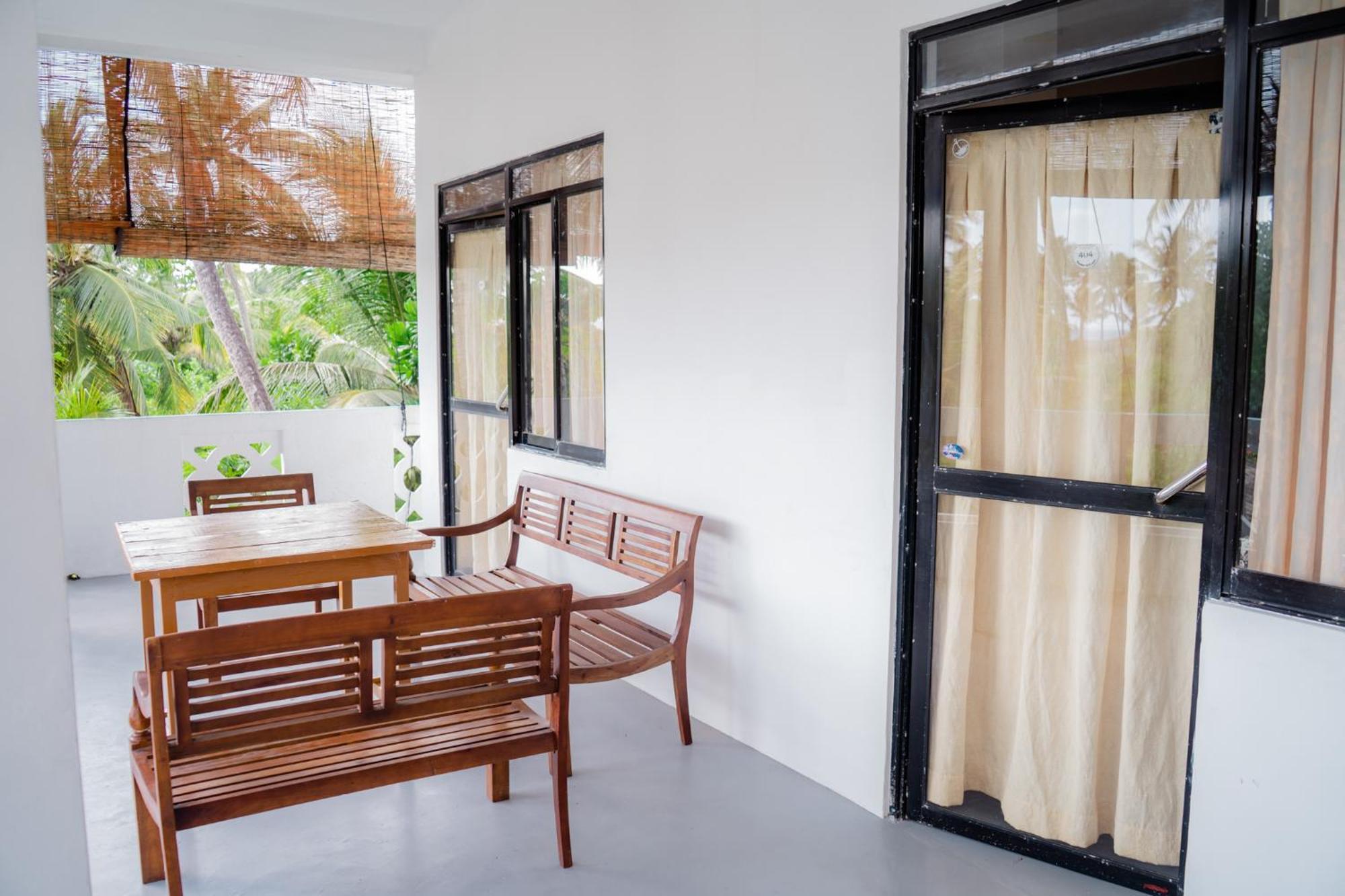 Bed and Breakfast Asanka Surf House & Resturant Midigama East Esterno foto