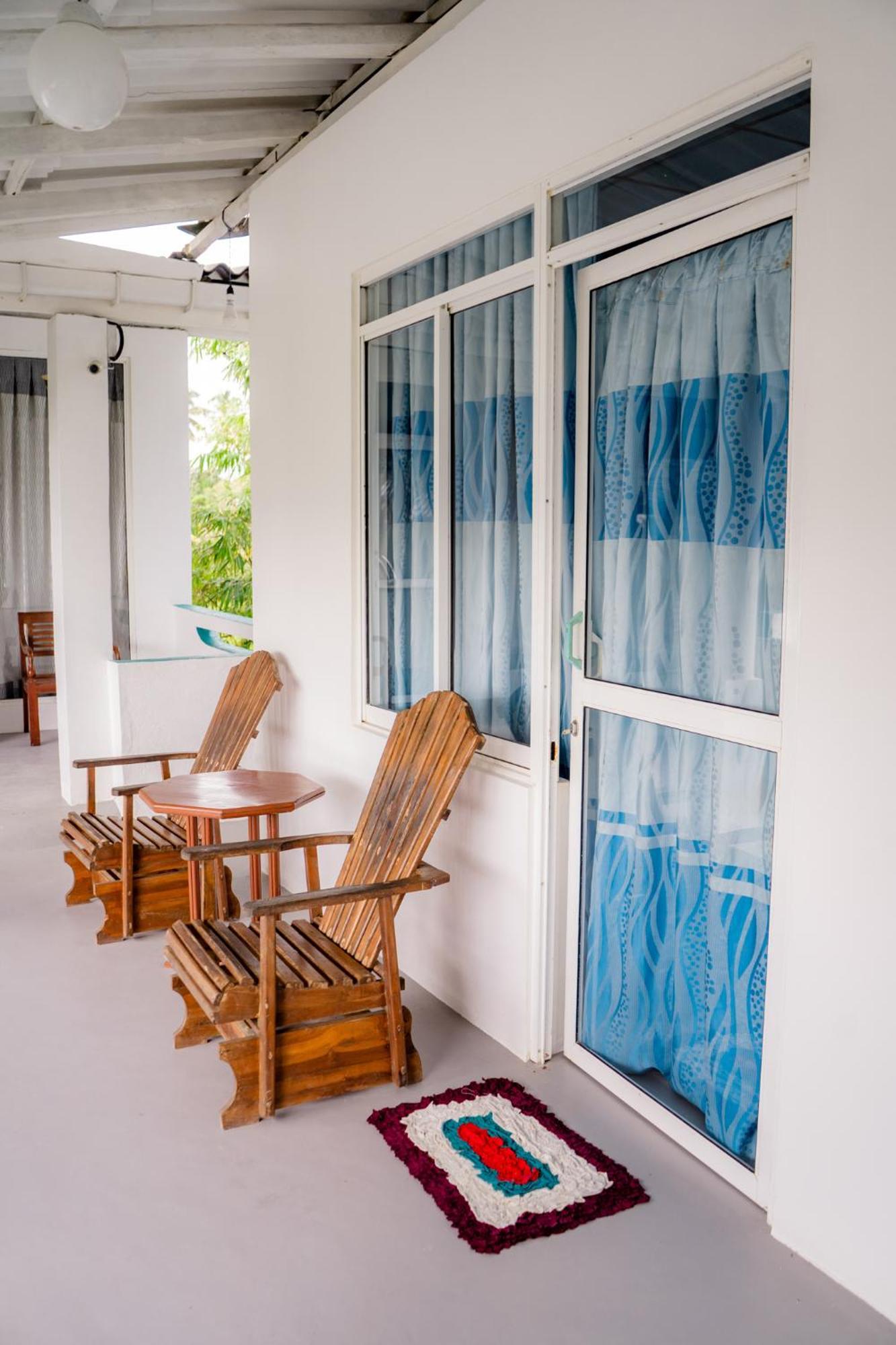 Bed and Breakfast Asanka Surf House & Resturant Midigama East Esterno foto