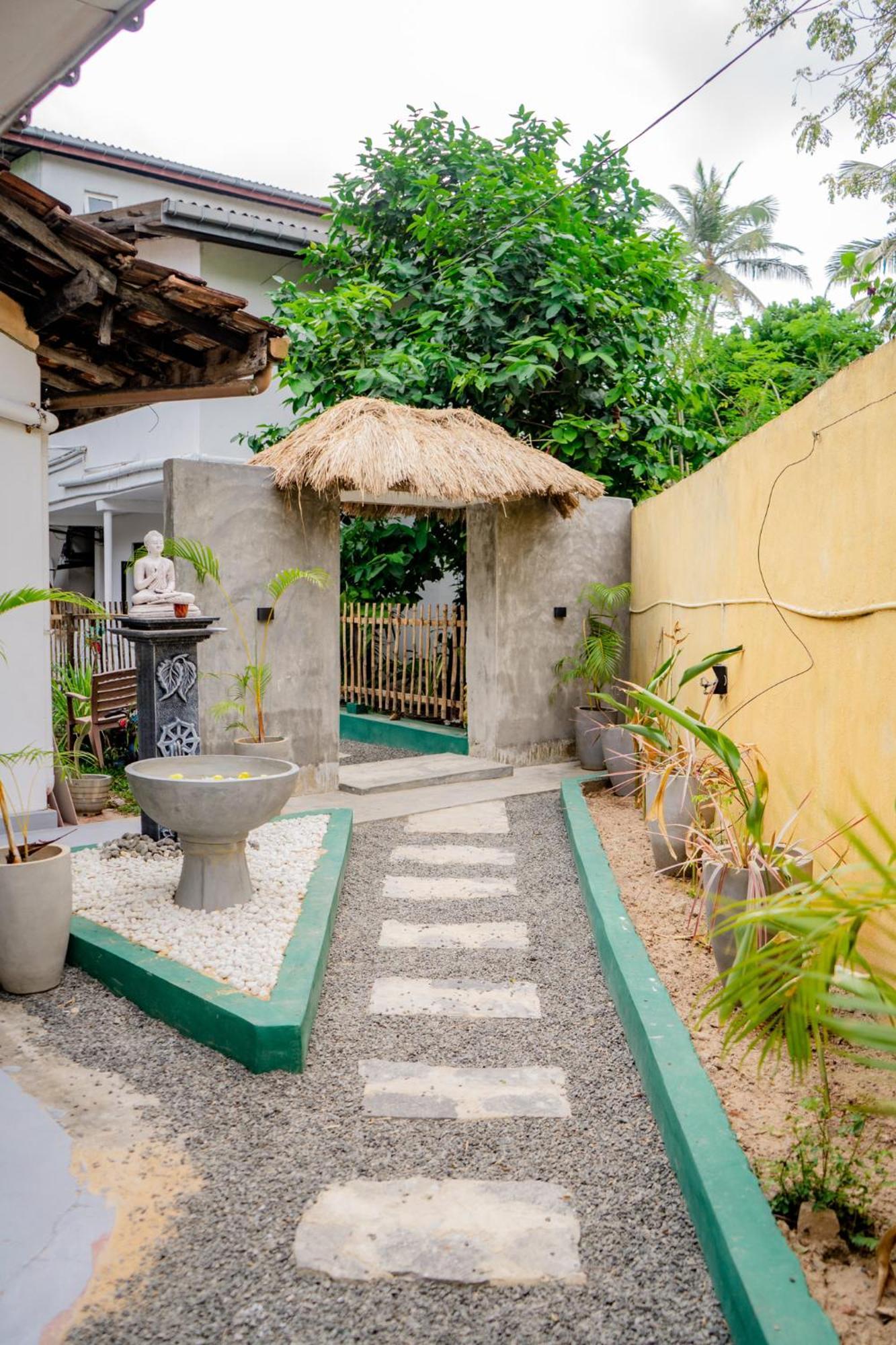 Bed and Breakfast Asanka Surf House & Resturant Midigama East Esterno foto