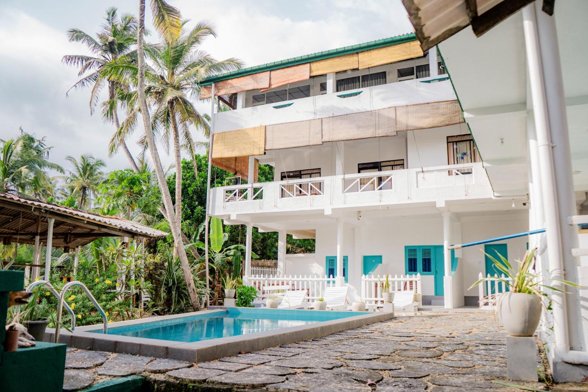 Bed and Breakfast Asanka Surf House & Resturant Midigama East Esterno foto