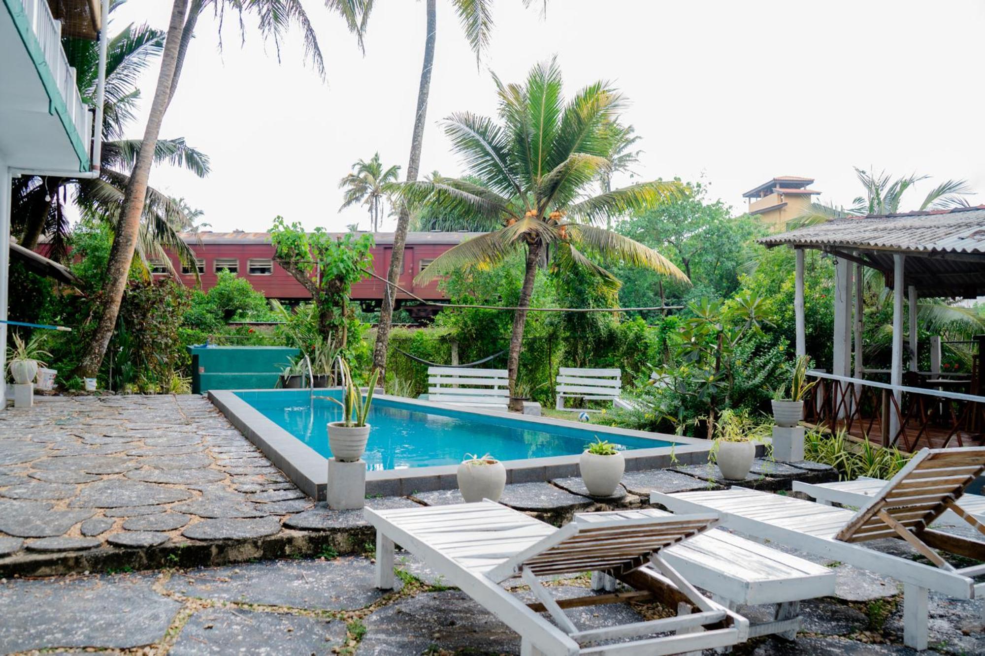 Bed and Breakfast Asanka Surf House & Resturant Midigama East Esterno foto