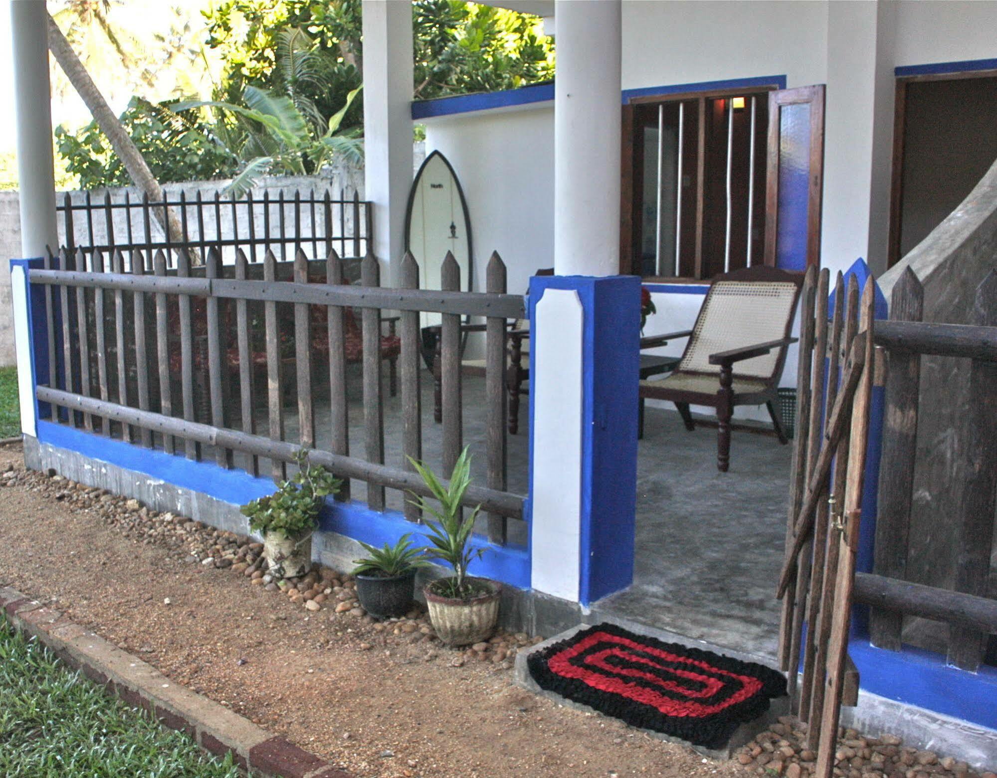 Bed and Breakfast Asanka Surf House & Resturant Midigama East Esterno foto