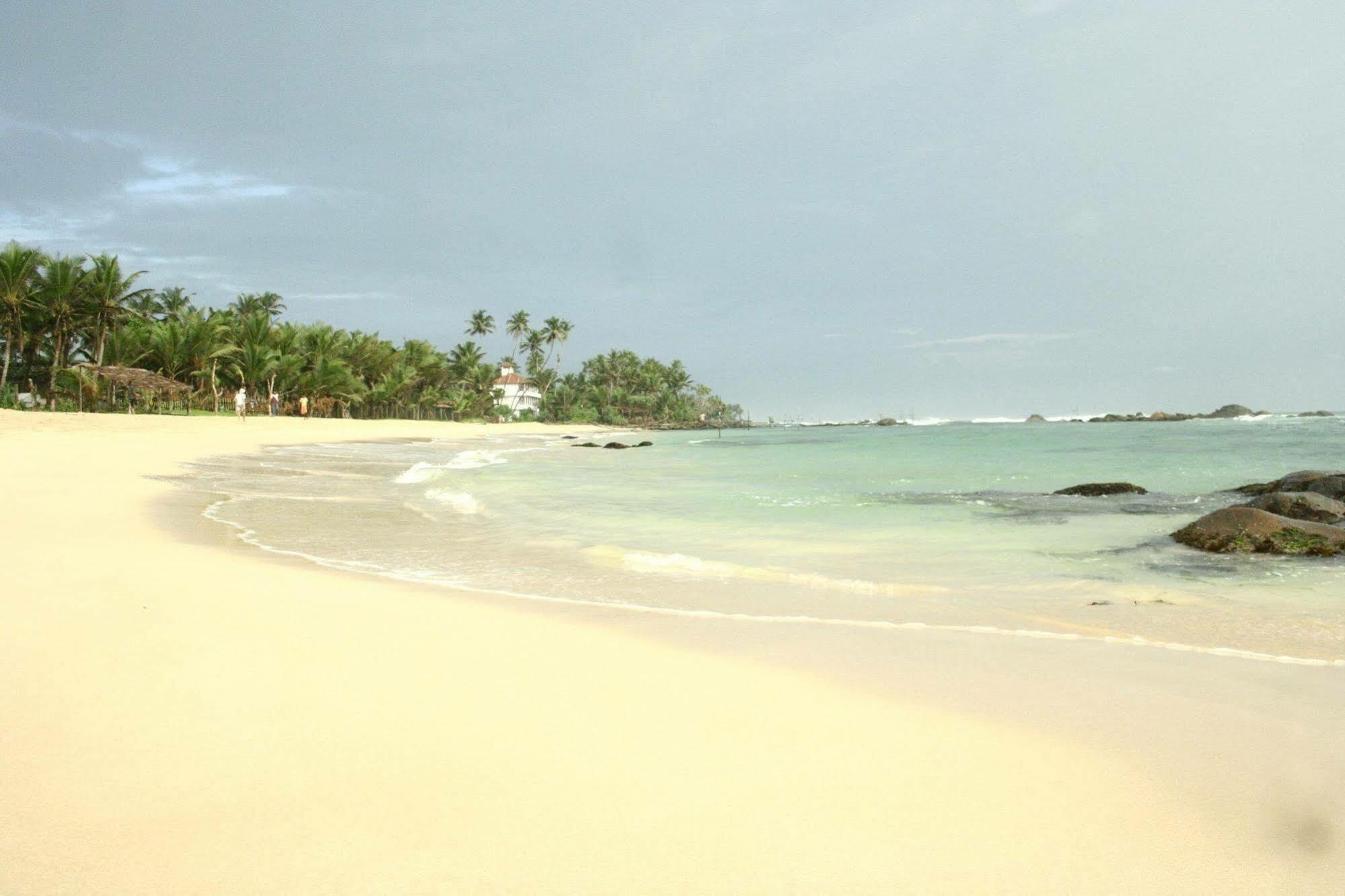 Bed and Breakfast Asanka Surf House & Resturant Midigama East Esterno foto