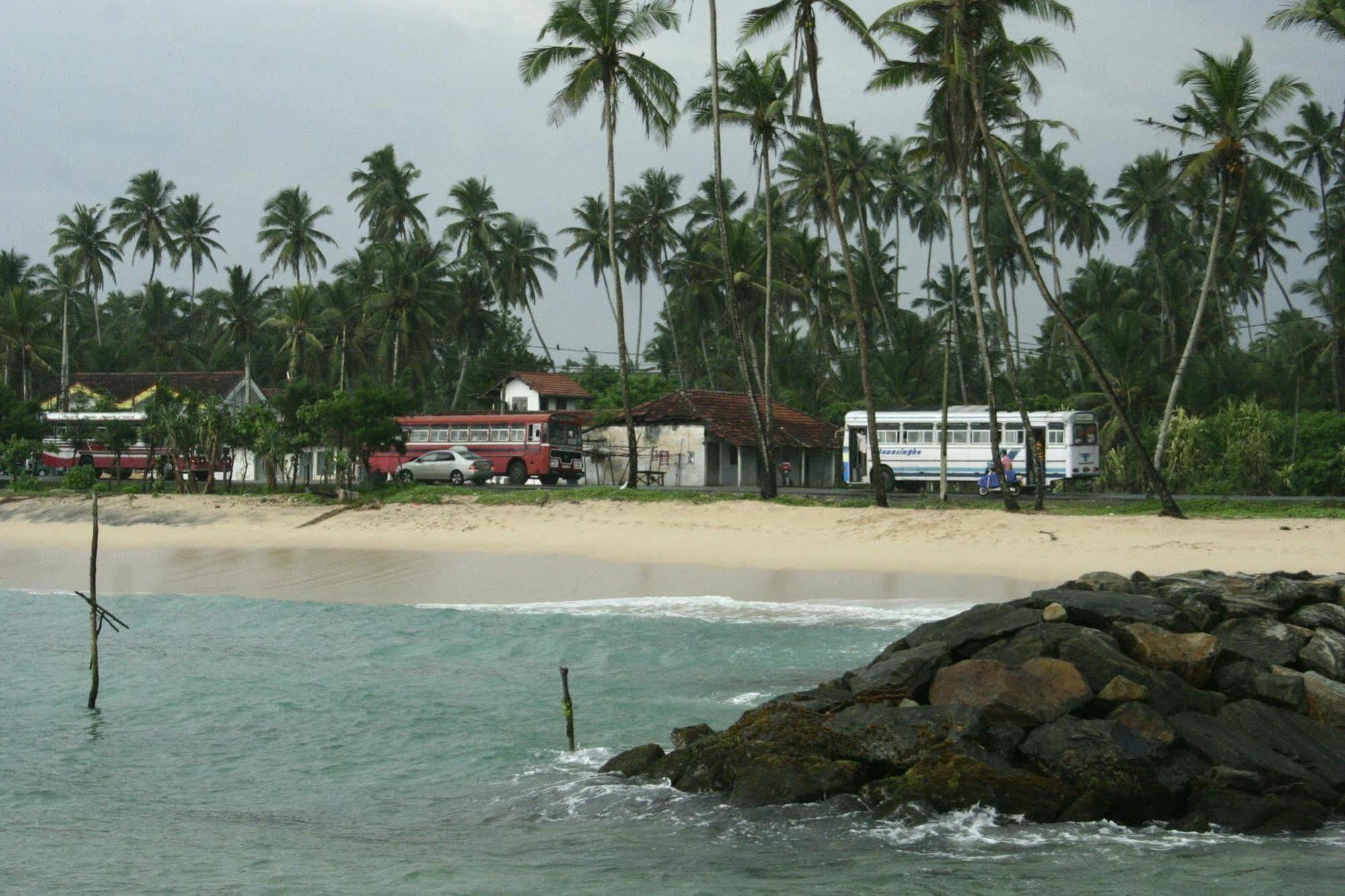 Bed and Breakfast Asanka Surf House & Resturant Midigama East Esterno foto