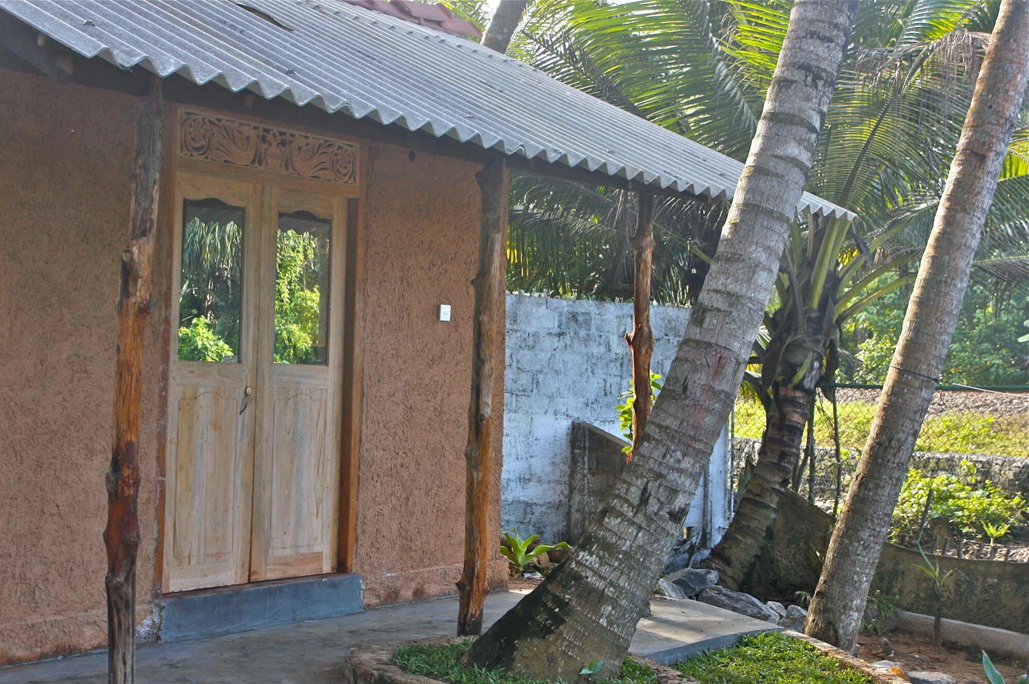 Bed and Breakfast Asanka Surf House & Resturant Midigama East Esterno foto